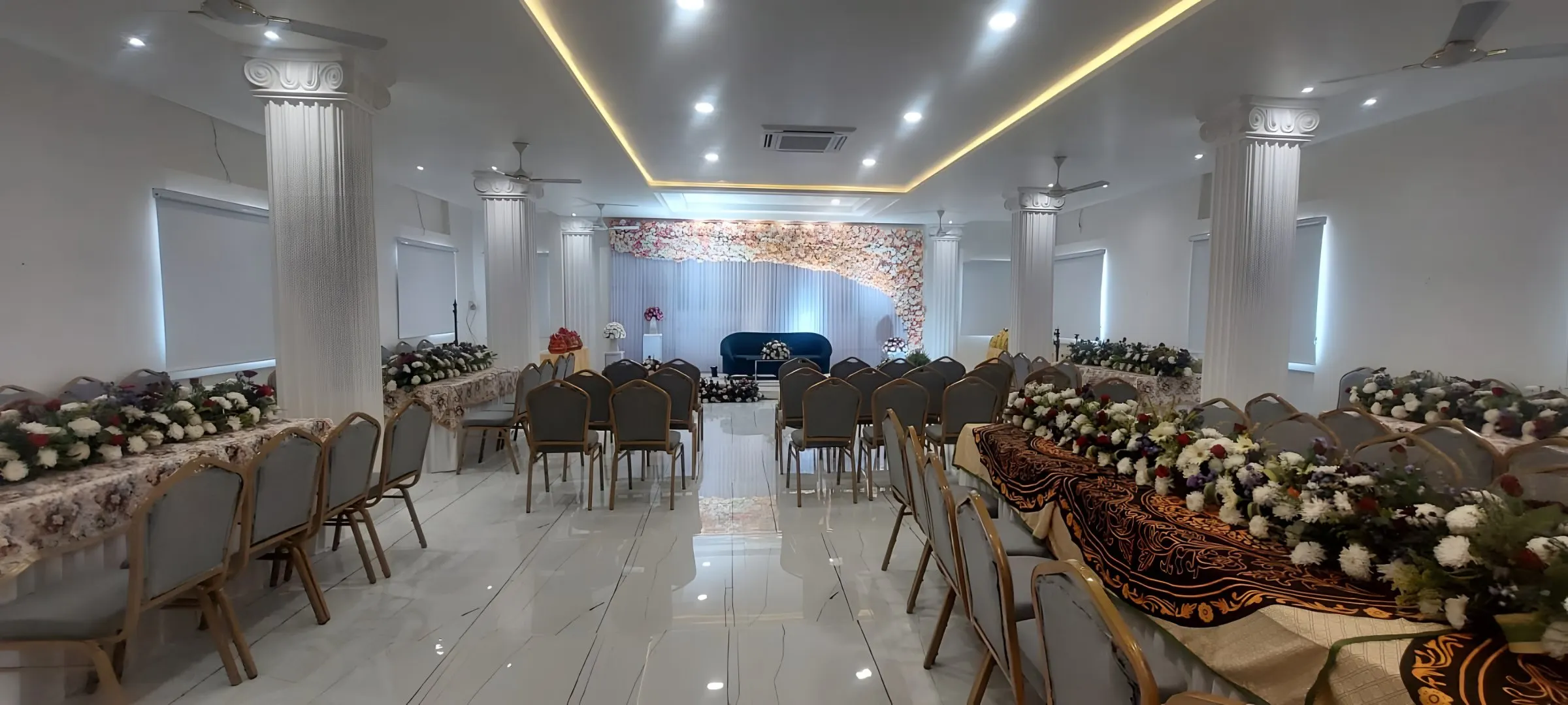 फंक्शन के लिए सजा बैंक्वेट हॉल